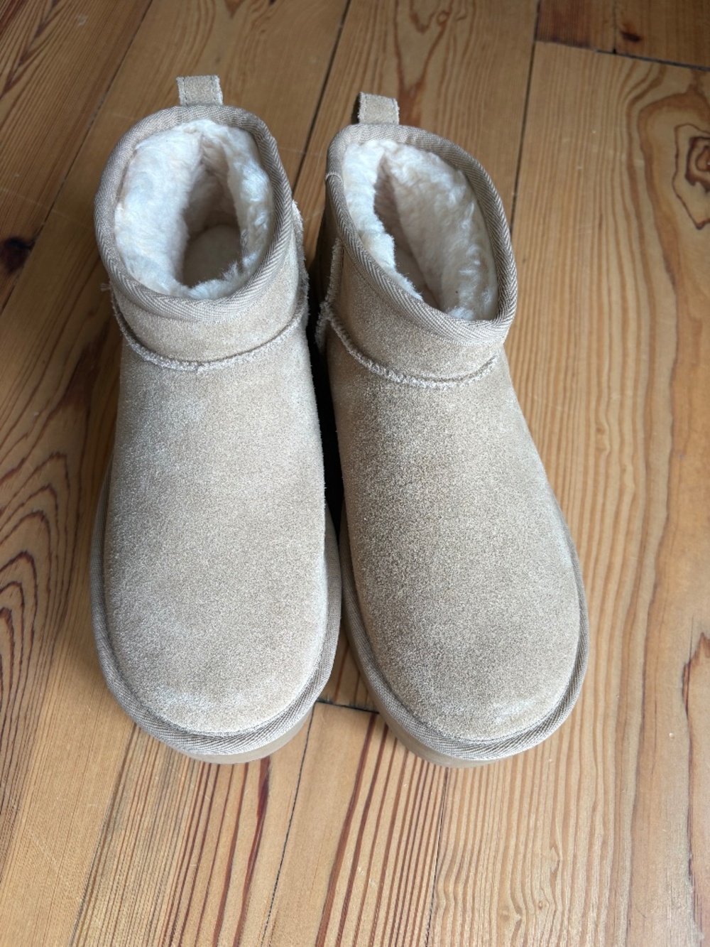 NWOT Ugg mini platforms. Sand size 8